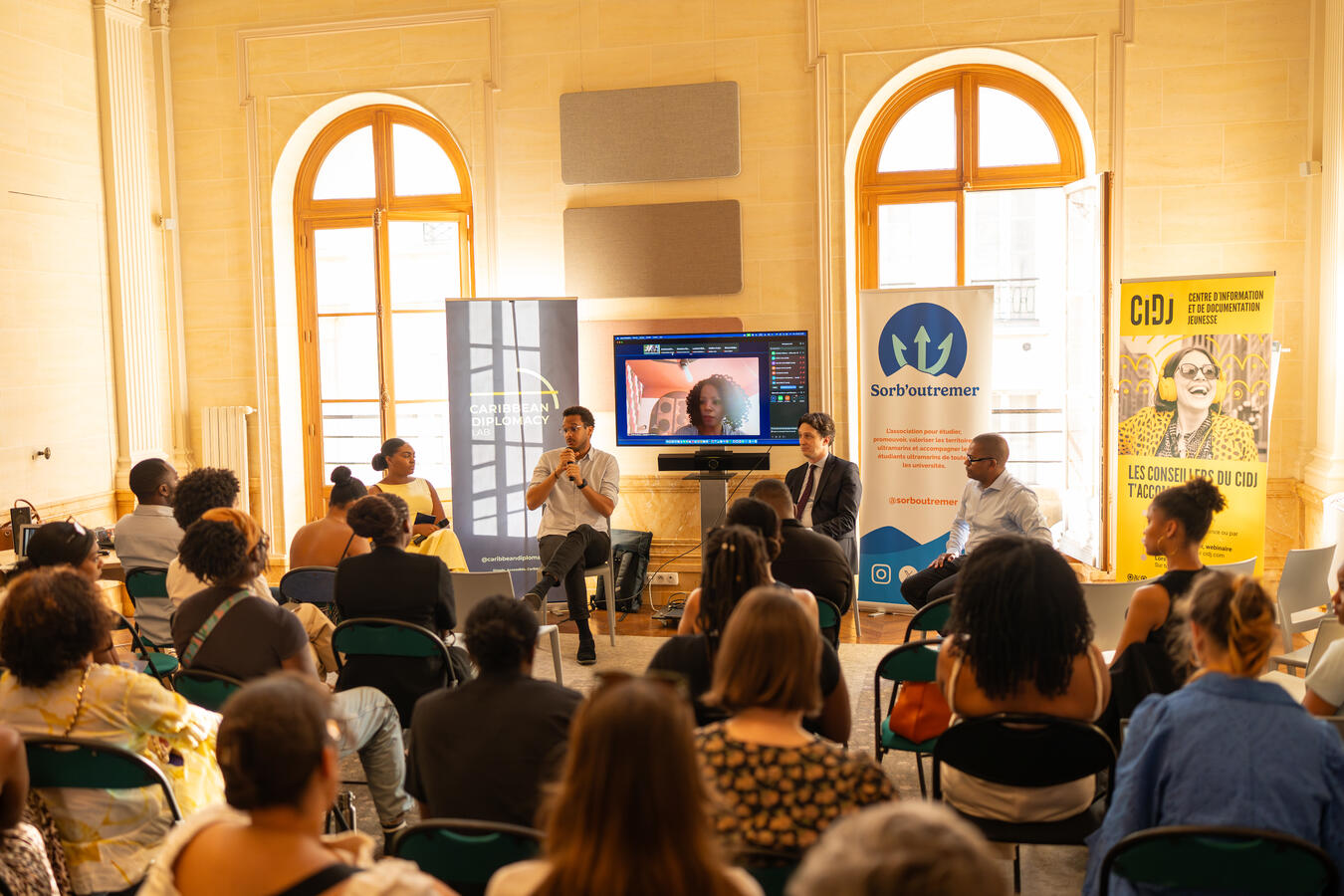 Une salle comble pour débattre de la coopération régionale dans la Caraïbe. Vue d’ensemble de la conférence organisée par Caribbean Diplomacy Lab, avec les intervenants et le public réunis à Paris en présentiel et en ligne.