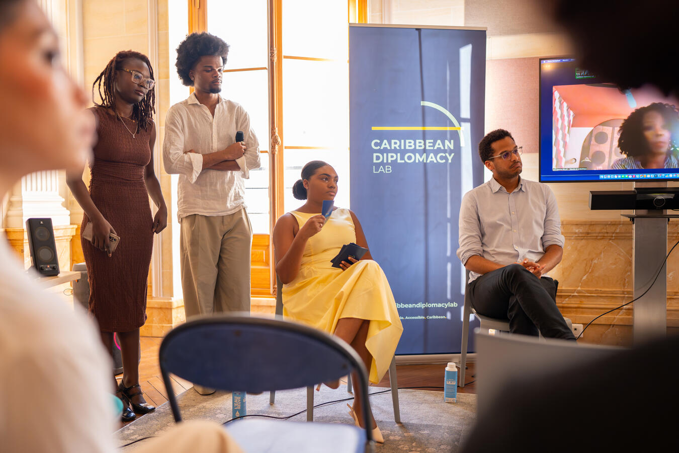 Caribbean Diplomacy Lab a réuni experts, étudiants et professionnels pour échanger sur le rôle des territoires ultramarins français dans leur environnement régional. Discussion entre participants lors d’une conférence de Caribbean Diplomacy Lab sur la diplomatie caribéenne et la coopération régionale.