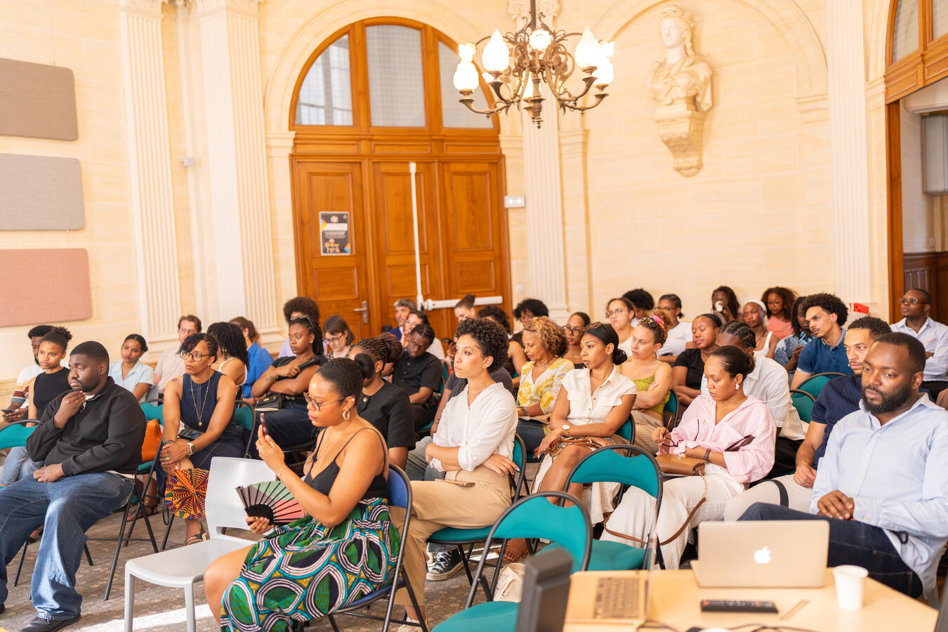 Participants assistant à la conférence consacrée au rôle des territoires ultramarins français dans la coopération régionale caribéenne.